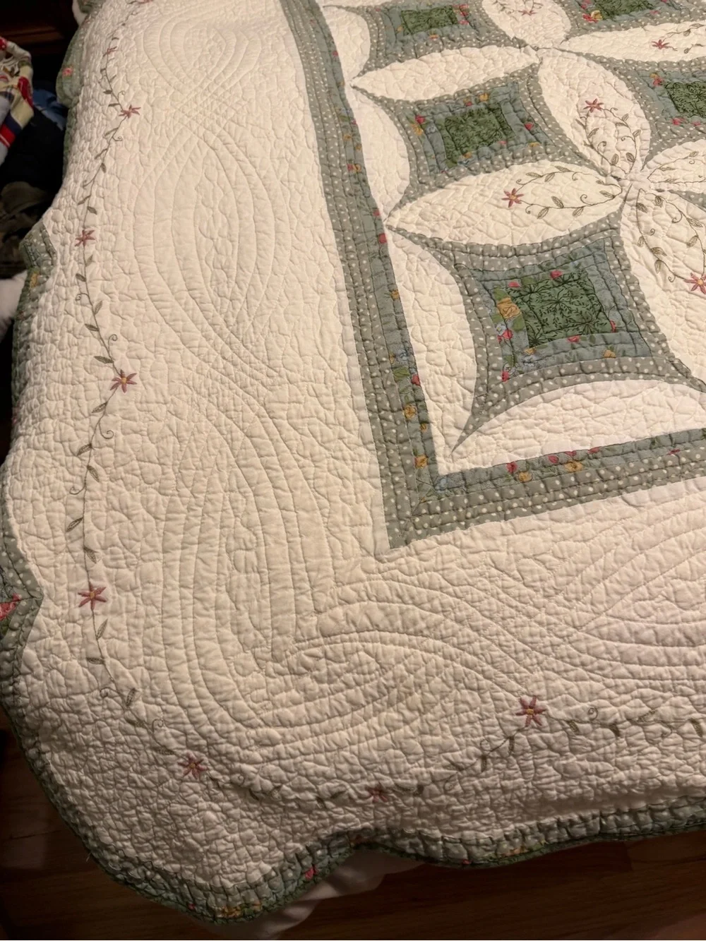 Vintage JCP Queen Double Wedding Ring & Floral Embroidery Quilt, EUC